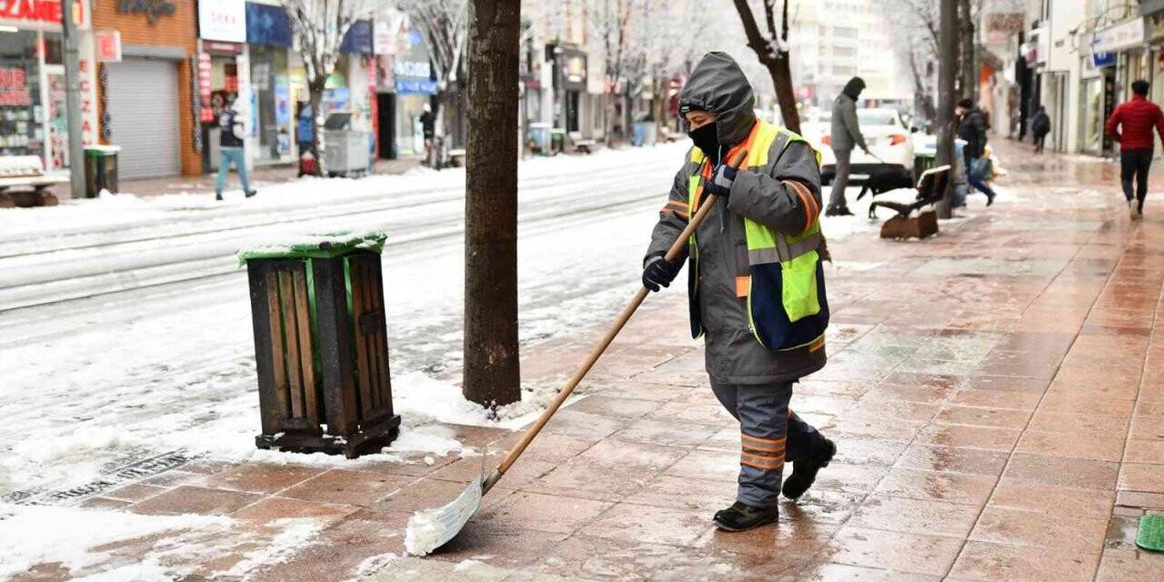 Tepebaşı’nda kar yağışına hızlı müdahale