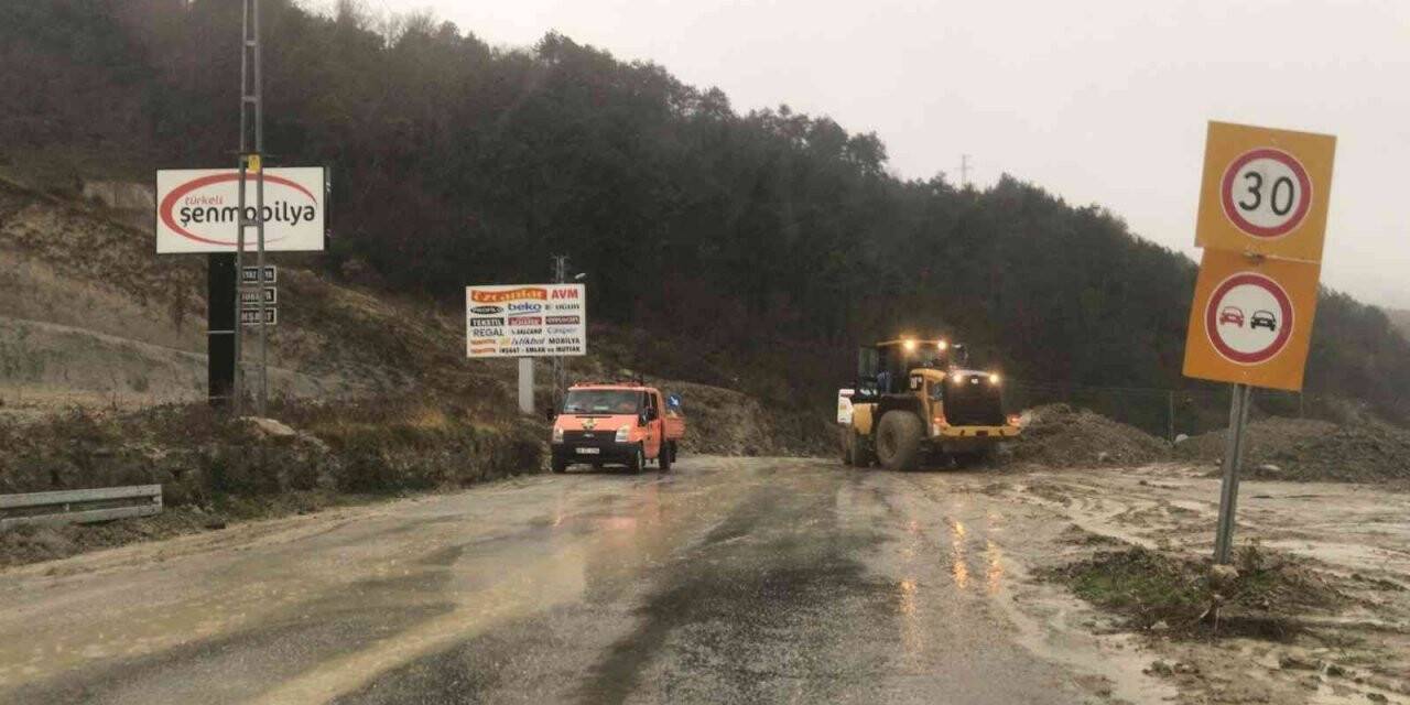 Türkeli-Çatalzeytin karayolunda heyelan