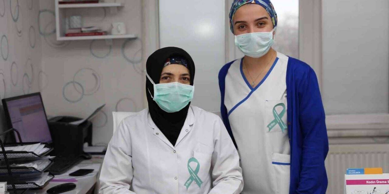 Sağlık çalışanları farkındalık için yeşil kurdele taktı