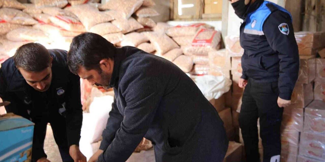 Son tüketim tarihi geçmiş yüzlerce kilo kuruyemiş ele geçirildi