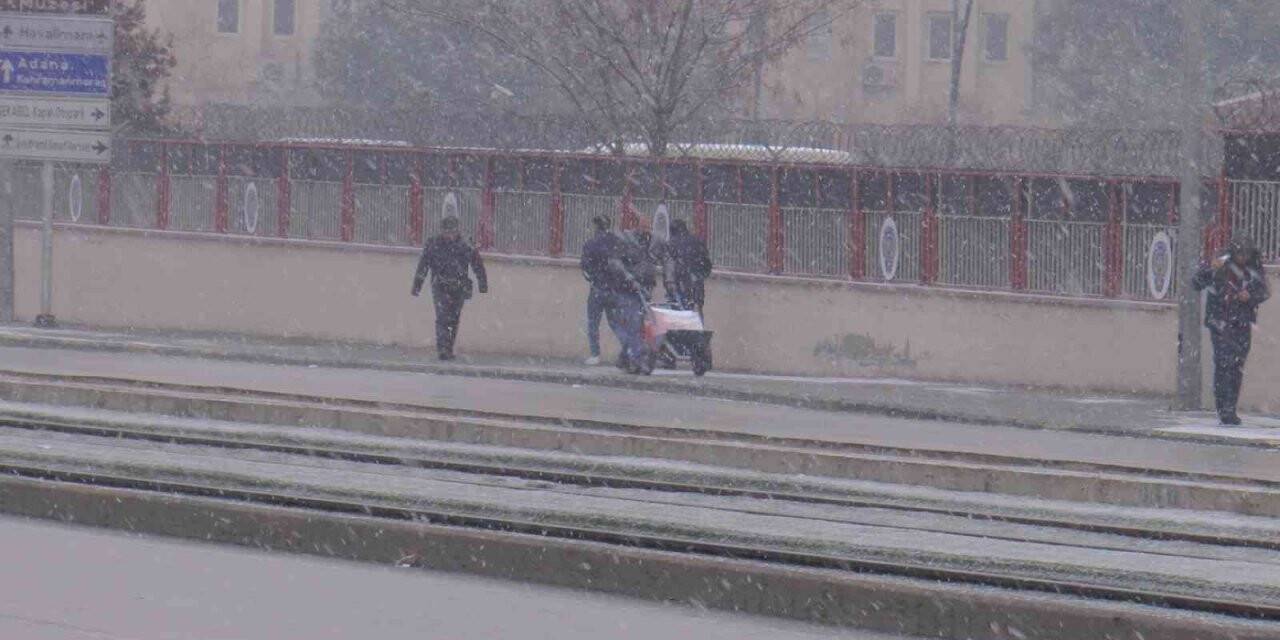 Gaziantep’te yılın ilk kar yağışı başladı
