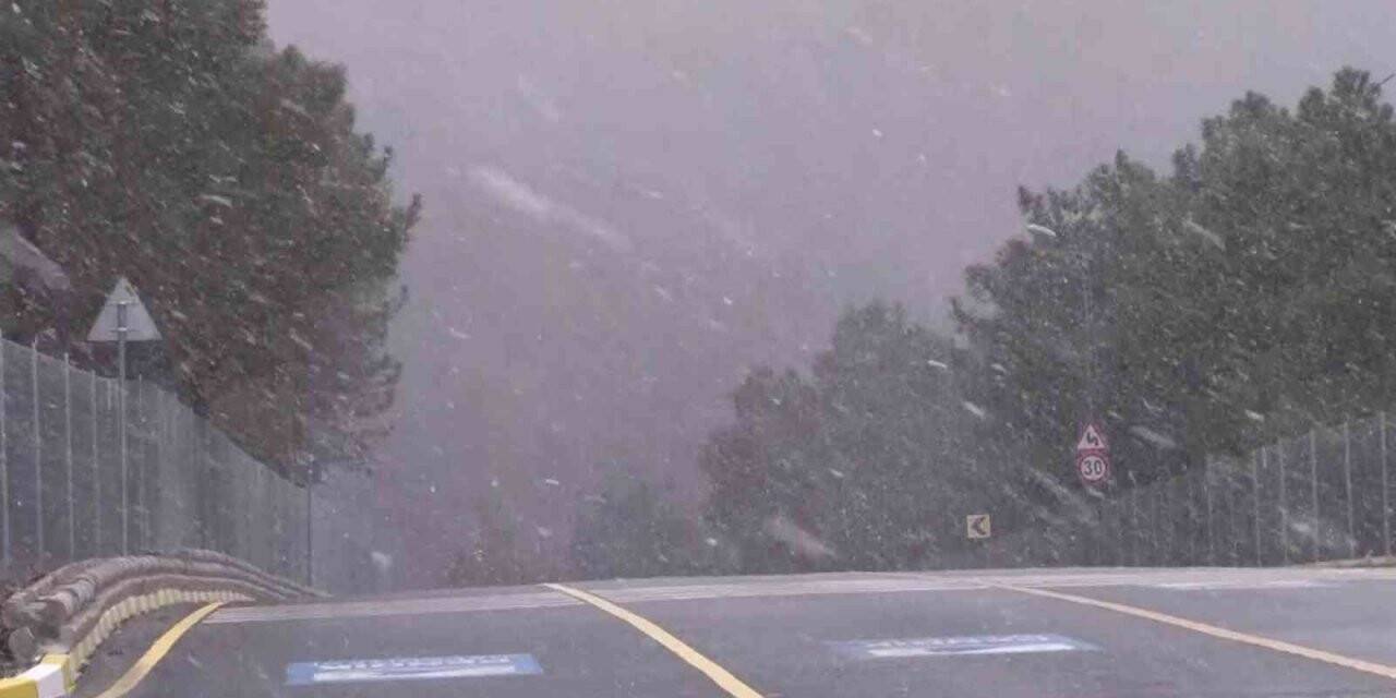 Aydos Ormanına lapa lapa kar yağdı