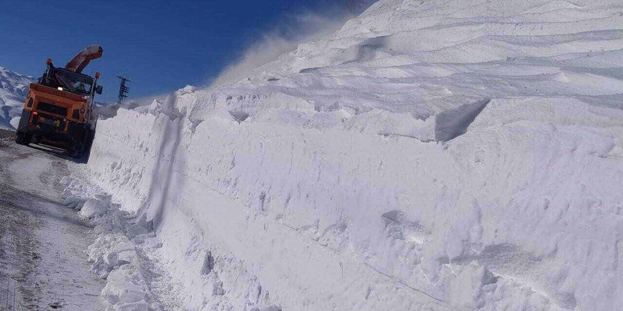 Yüksekova’da eksi 25’de karla mücadele çalışması