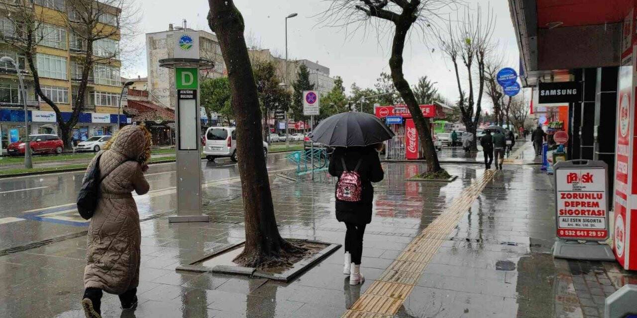 Sakarya kent merkezinde kısa süreli kar yağışı etkili oldu