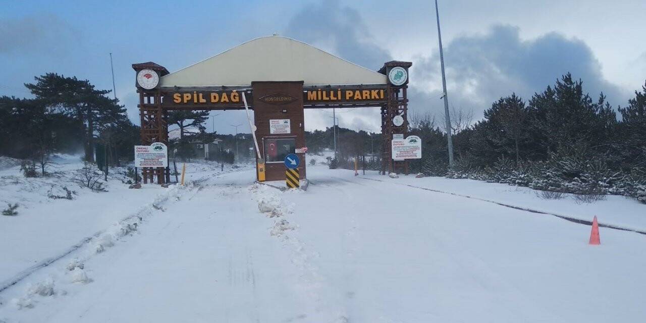 Spil Dağı Milli Parkı 5 gün sonra yeniden karla kaplandı