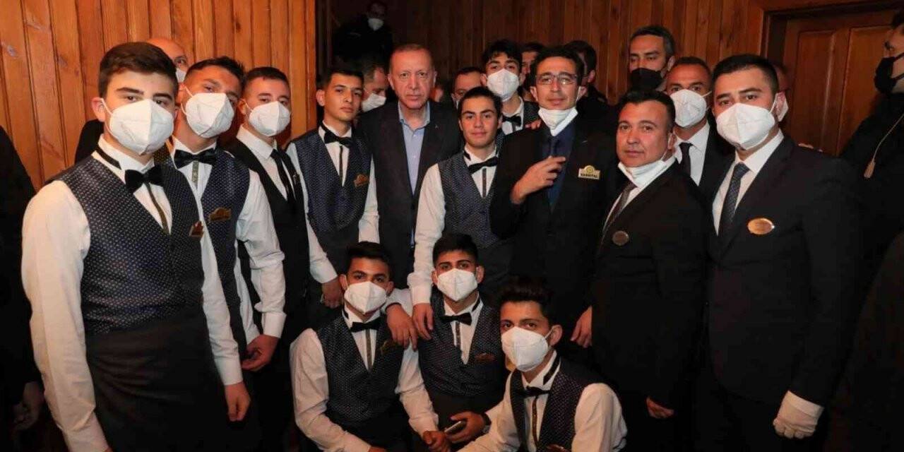 Kadıköy Abdülhamid Han Meslek Lisesi öğrencileri Cumhurbaşkanı Erdoğan’ı ağırladı