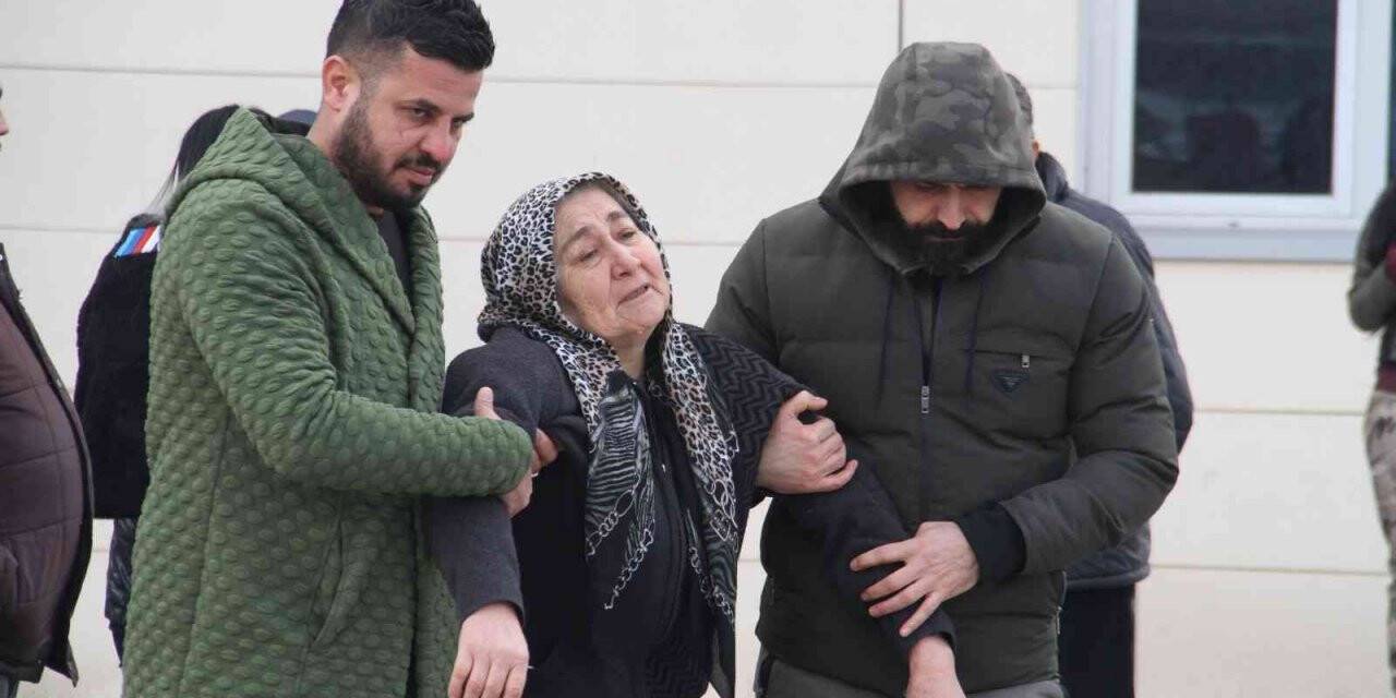 Motosiklet kazasında oğlunu kaybeden anne morgda sinir krizi geçirdi