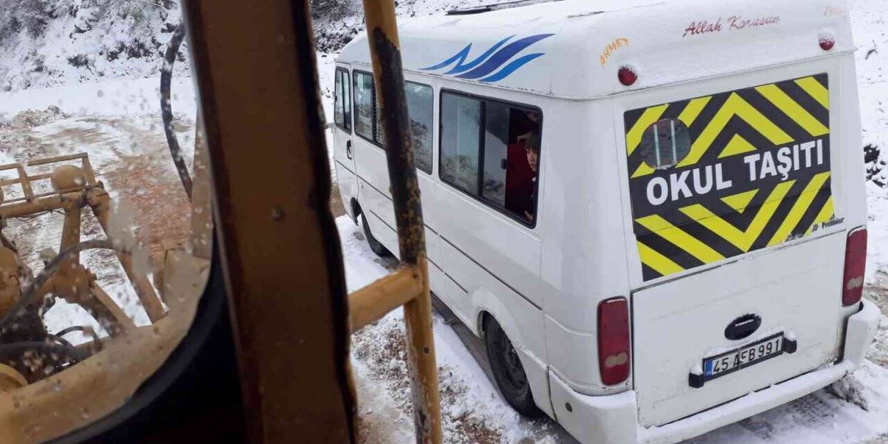 Karda mahsur kalan öğrenci servisi kurtarıldı