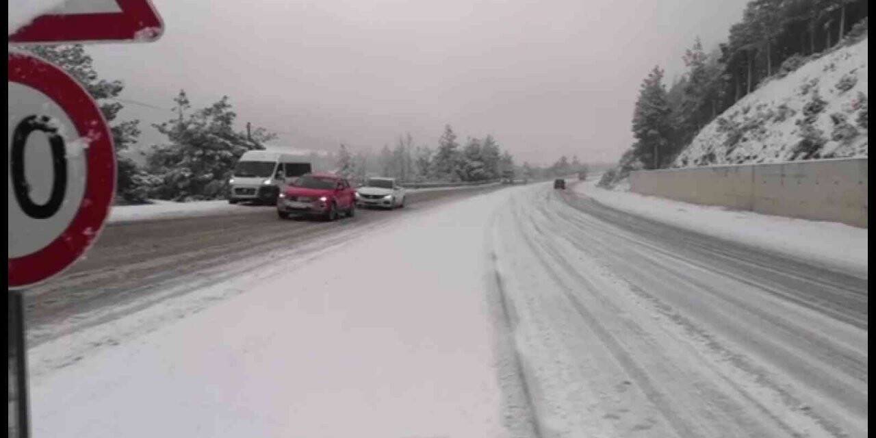 Kar yağışı Denizli - Antalya karayolunda uzun araç kuyrukları oluşturdu