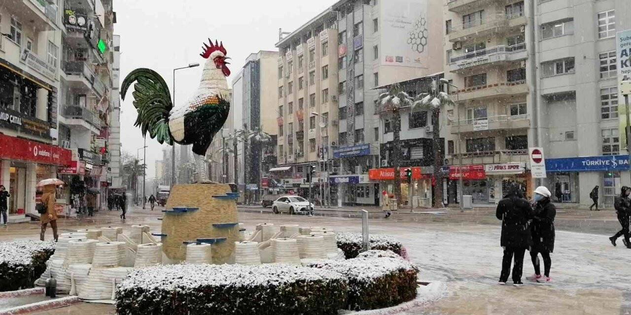 Lapa lapa yağan kar Denizlileri sevindirdi