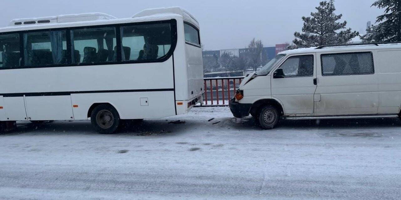 Kar yağışı trafik kazalarını beraberinde getirdi