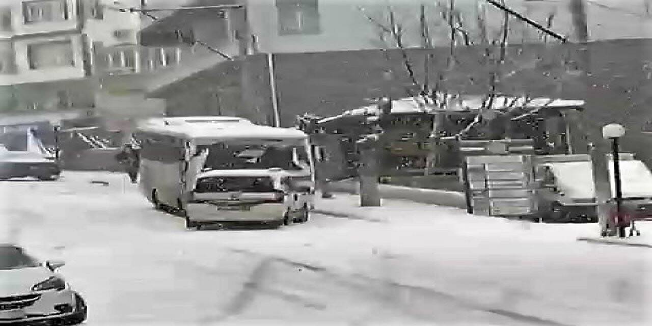 Öğrenci servisi önüne kattığı hafif ticari aracı sürükleyip götürdü