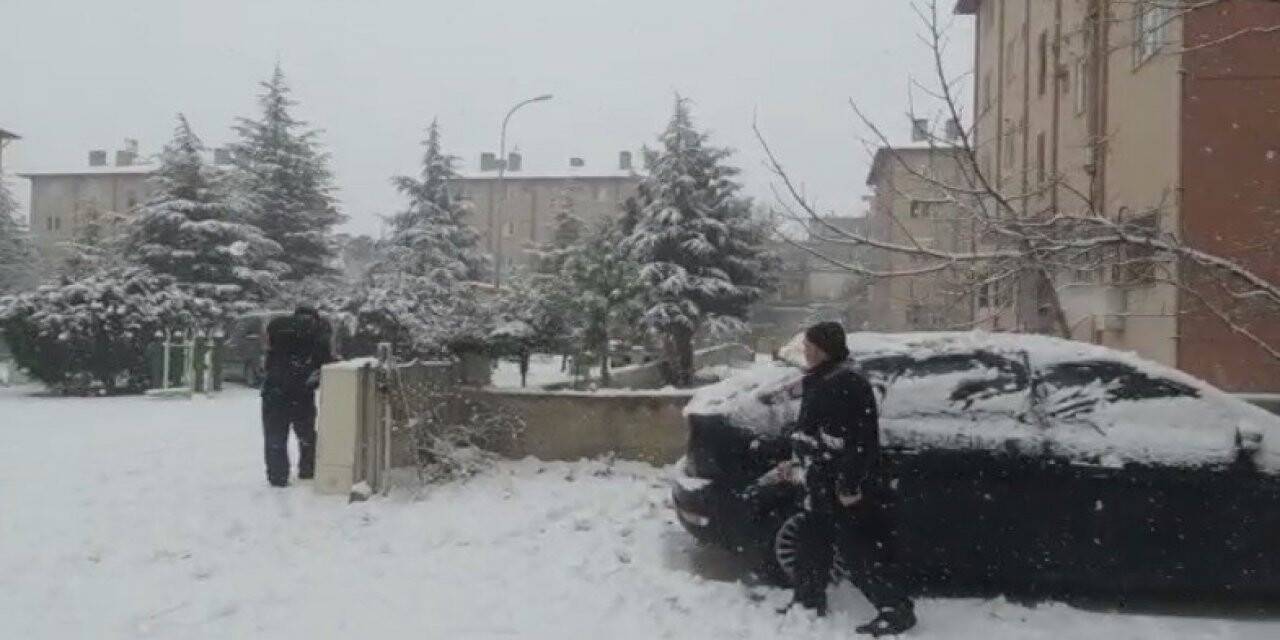 Önce dua ettiler sonra kar topu oynadılar