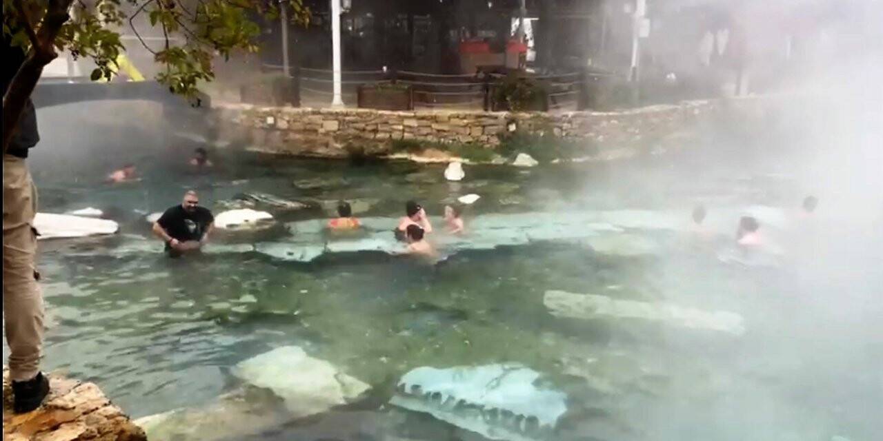 Kar altında antik yüzme keyfi