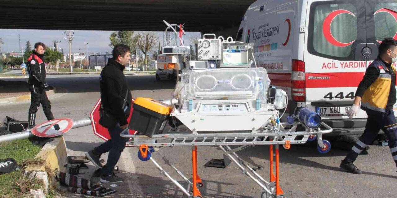 Kontrolden çıkan otomobil ortalığı savaş alanına çevirdi, yaralının yardımına bebek almaya giden sağlık ekipleri yetişti
