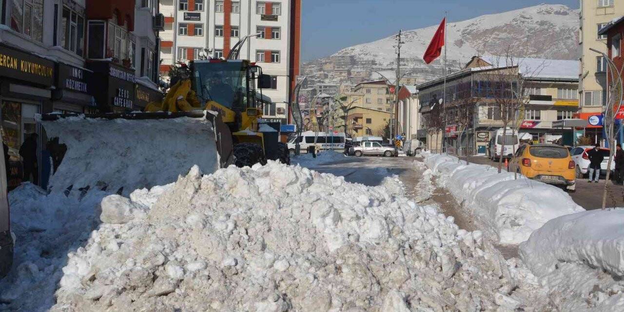 Hakkari’de buz ve karla mücadele çalışması