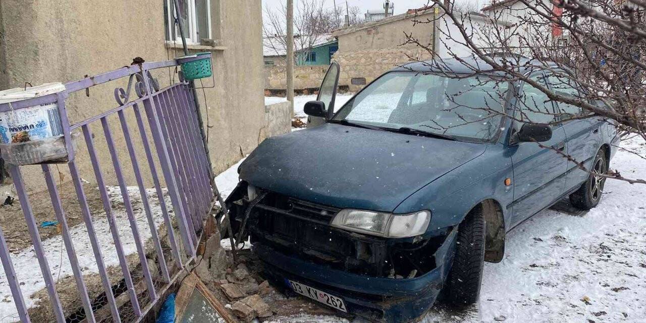 Karlı yolda kayan otomobil evin balkonuna çarparak durabildi