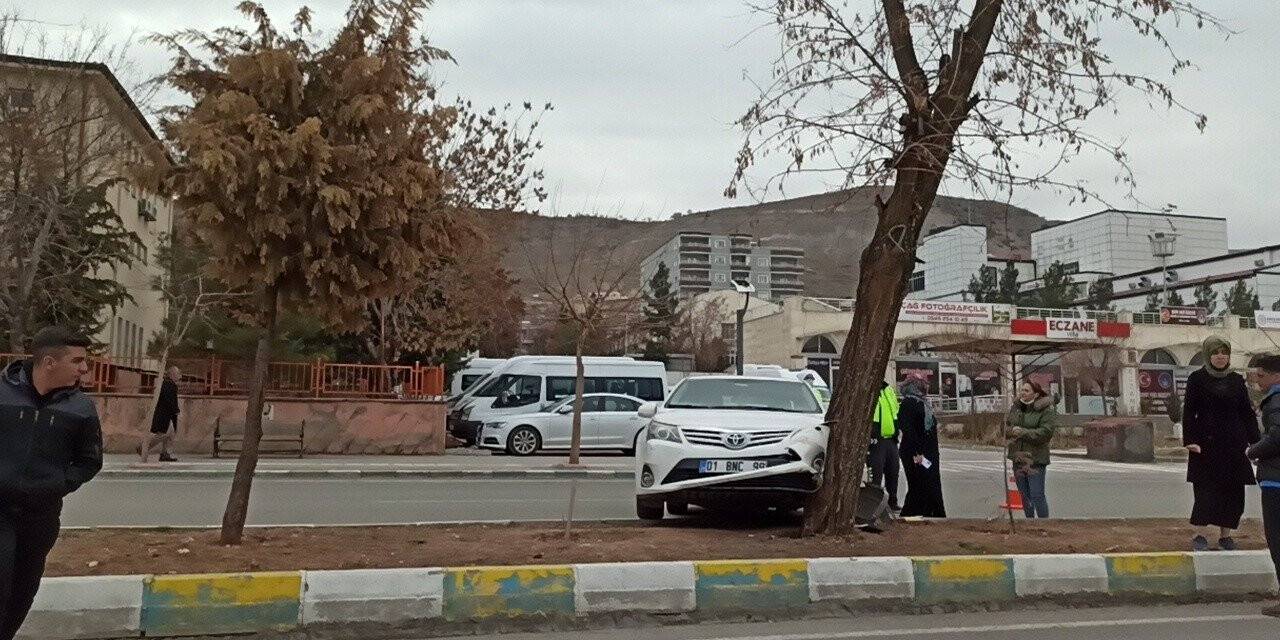 Gercüş’te refüje çıkan otomobil ağaca çarparak durabildi