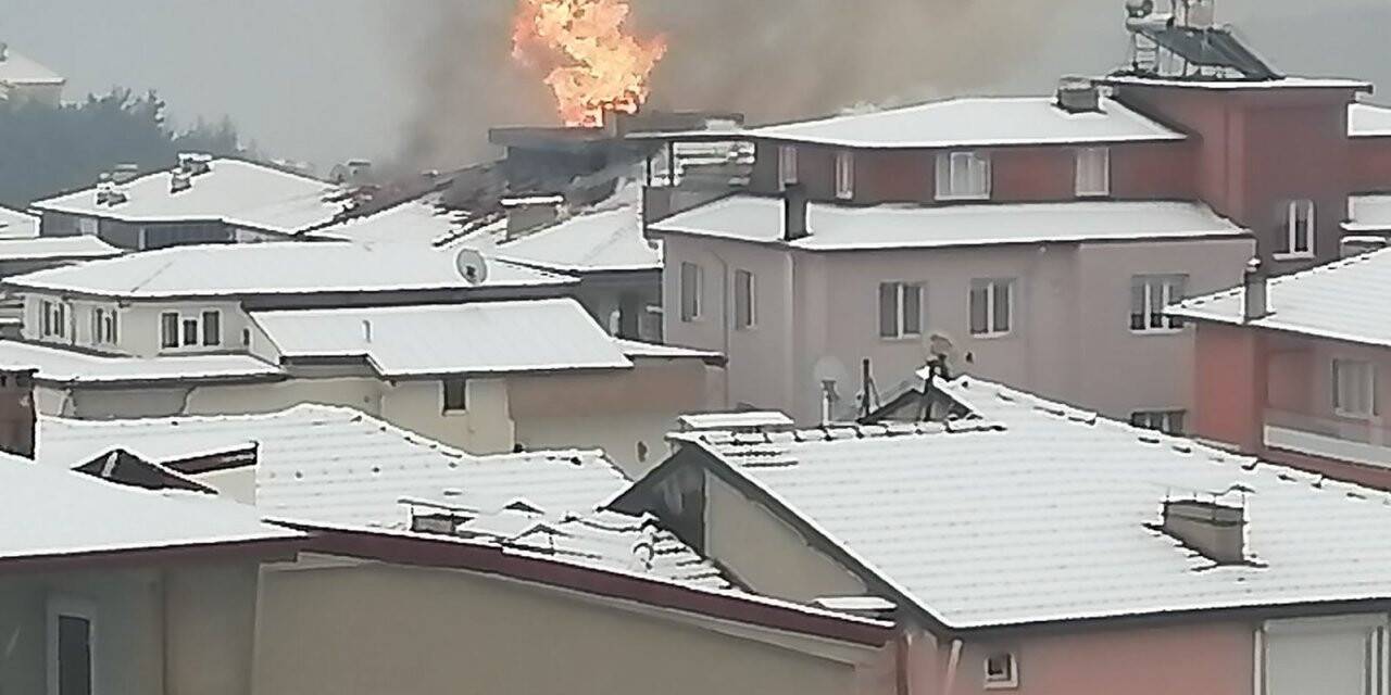 Çatı yangını vatandaşı sokağa döktü