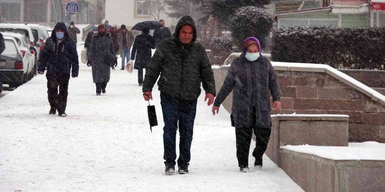 Yozgat’ta kar yağışı etkili oluyor