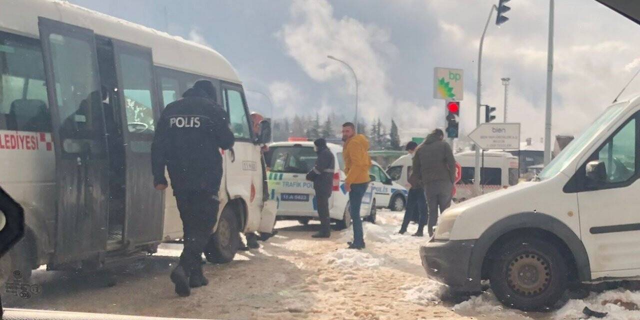 Bilecik’te yolcu minibüsü ile hafif ticari araç çarpıştı, 7 kişi yaralandı