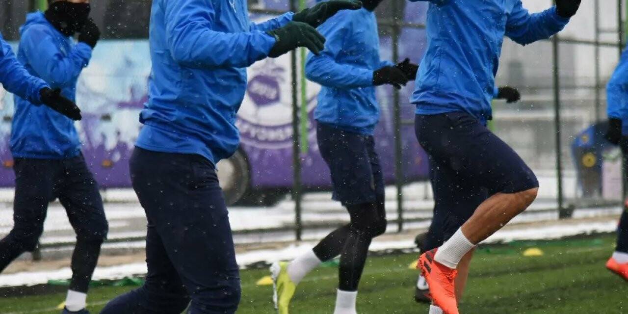 Afyonspor soğuk ve karlı havaya rağmen hazırlıklarını sürdürdü