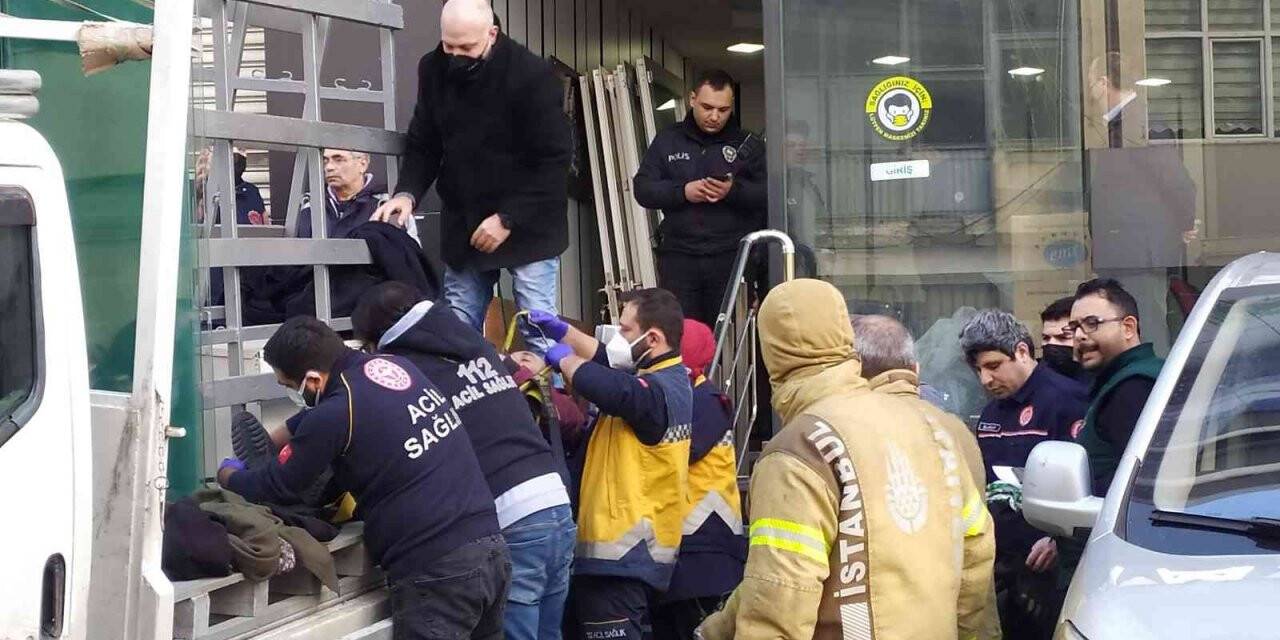 Kamyonetteki camlar üzerlerine devrildi: 2 işçi yaralandı