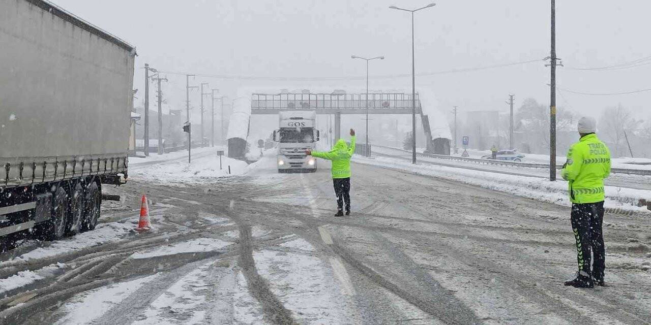 Bolu Dağı Düzce kesimi ağır tonajlı araçlara kapatıldı