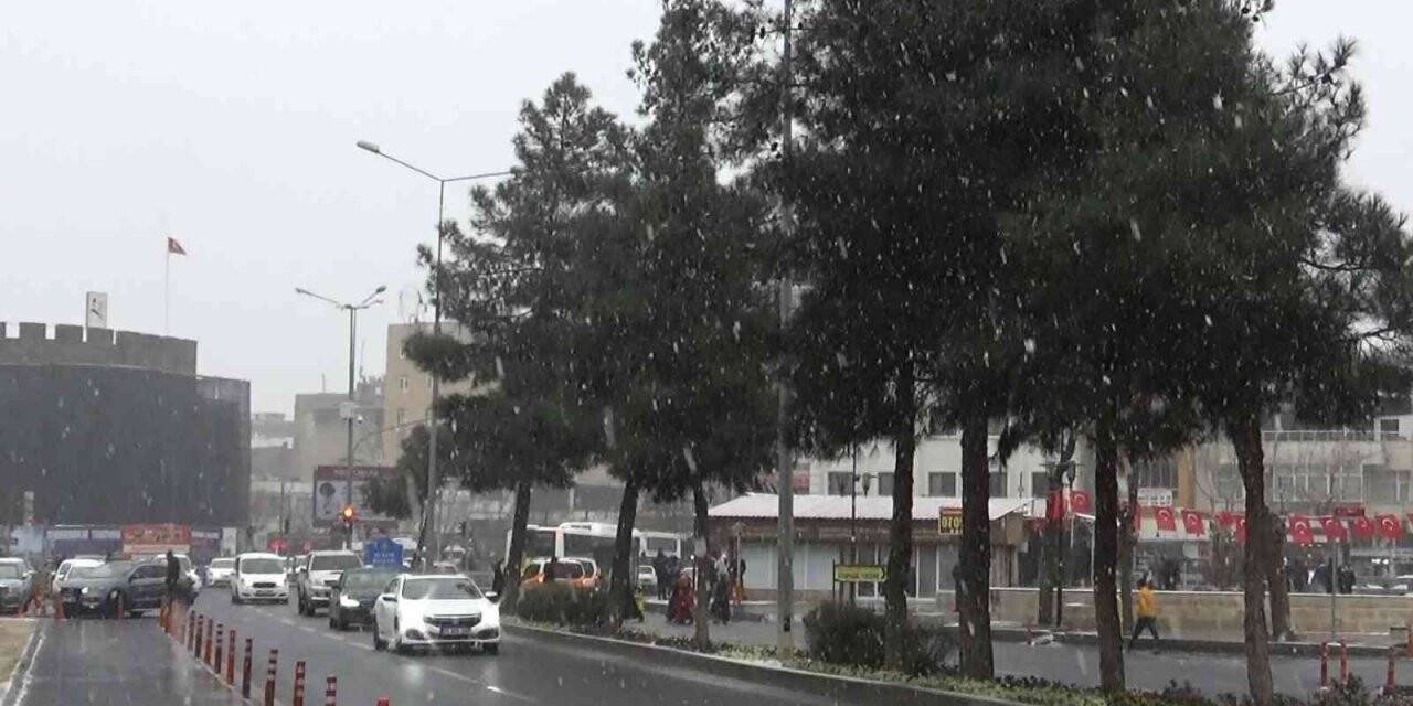 Diyarbakır’da yılın ilk kar yağışı başladı