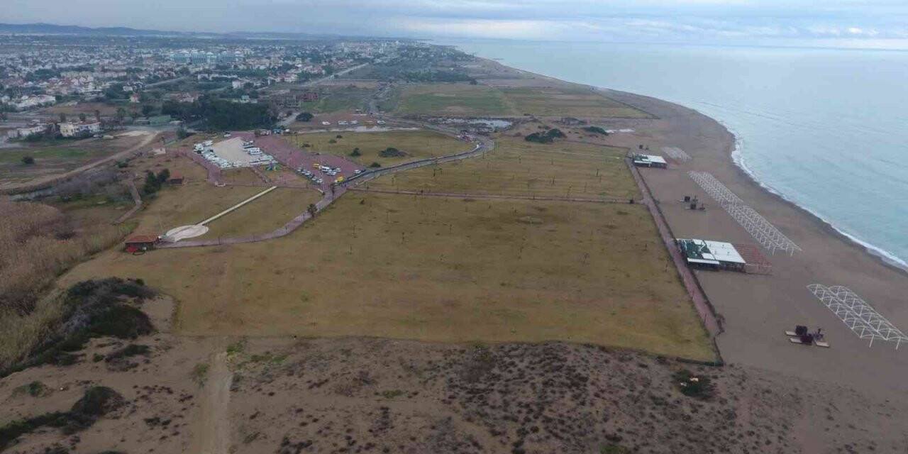 Serik’te vatandaşlardan Boğazkent Halk Plajında yapılan çim çalışmalarına destek