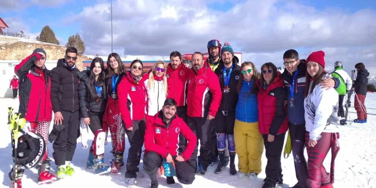 Kayserili kayakçılar Erzincan’dan madalyalar ile döndü