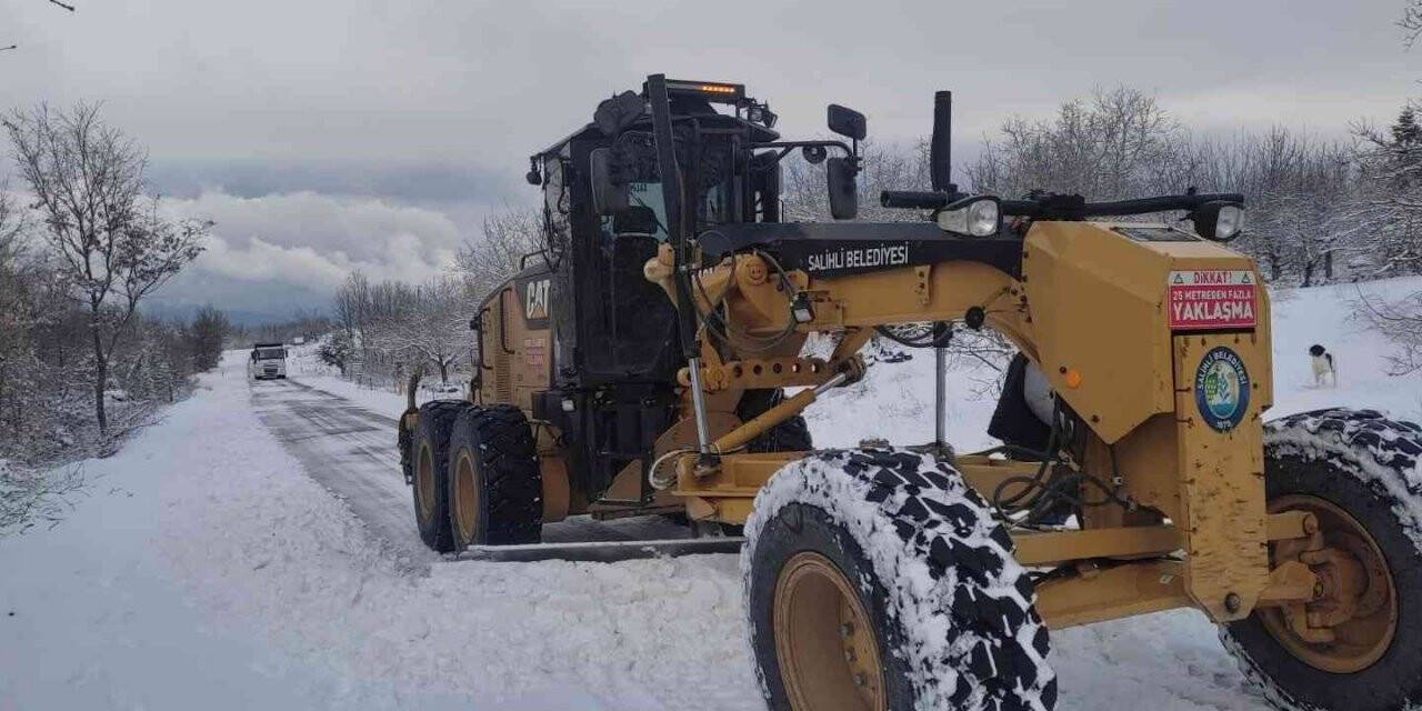 Salihli’de kardan kapanan yollar ulaşıma açıldı