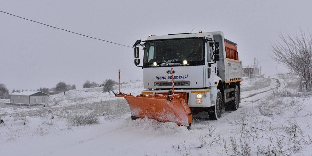 İnönü’de karla mücadele çalışmaları aralıksız devam ediyor