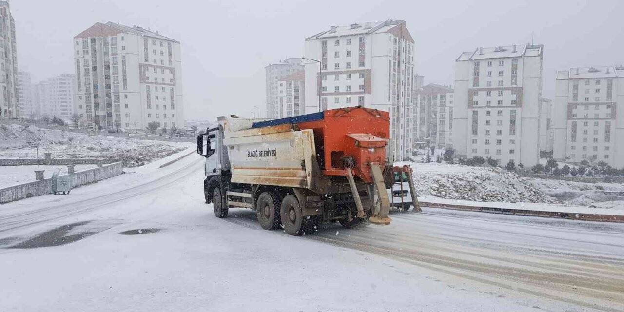Kar yağışıyla birlikte belediye ekipleri çalışmalarına başladı