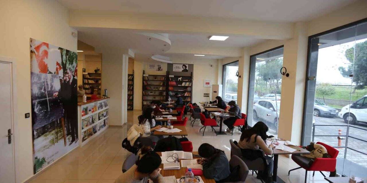 Efeler’in gençleri kitap kafelere akın ediyor