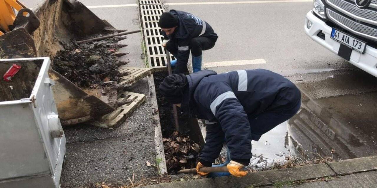 Gölcük’te mazgallar ve yollar periyodik olarak temizleniyor