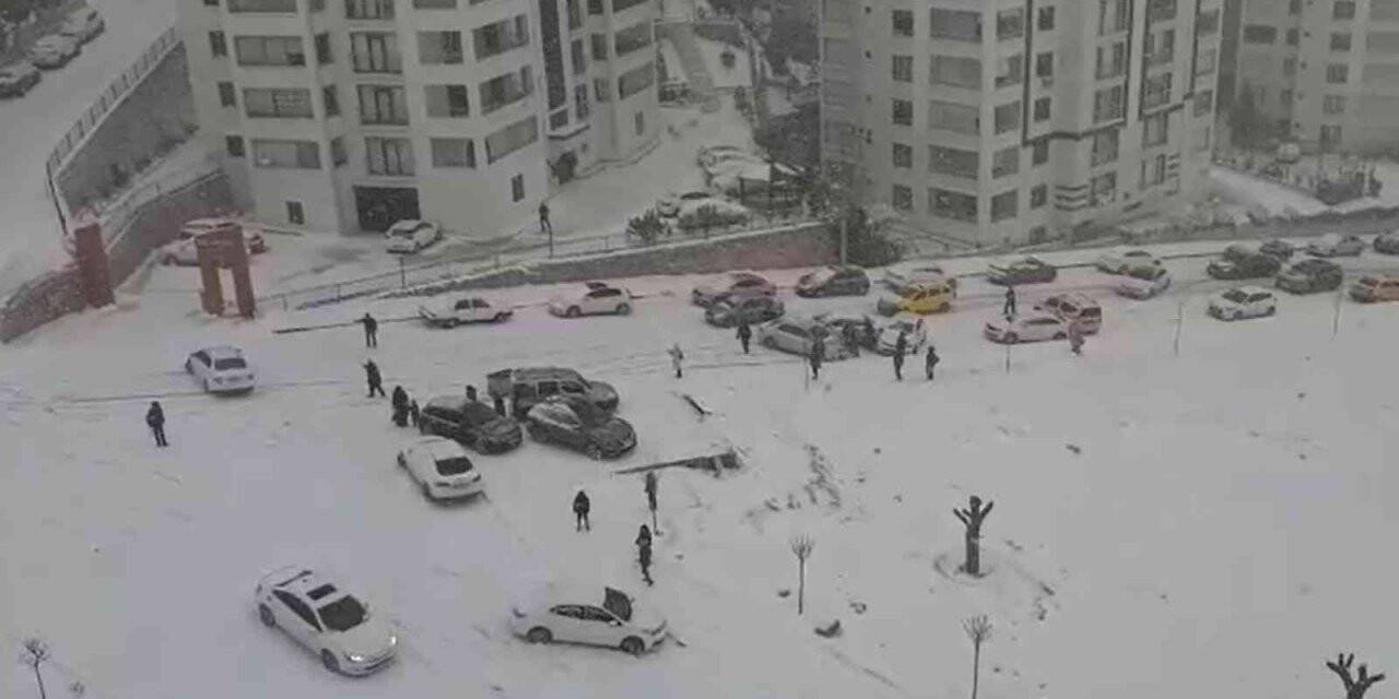 Elazığ’da kar yağışı etkili oldu, rampada kayan araçlar birbirine çarptı