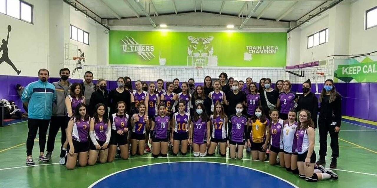 Liseler arası voleybol turnuvasında Ayvalık Özel Uğur Anadolu Lisesi yarı finale yükseldi