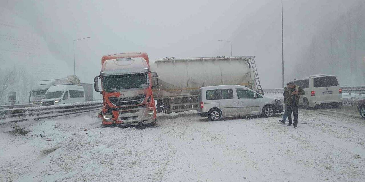 TEM’de makaslayan tır Bolu Dağı Tüneli’de trafiği durdurdu