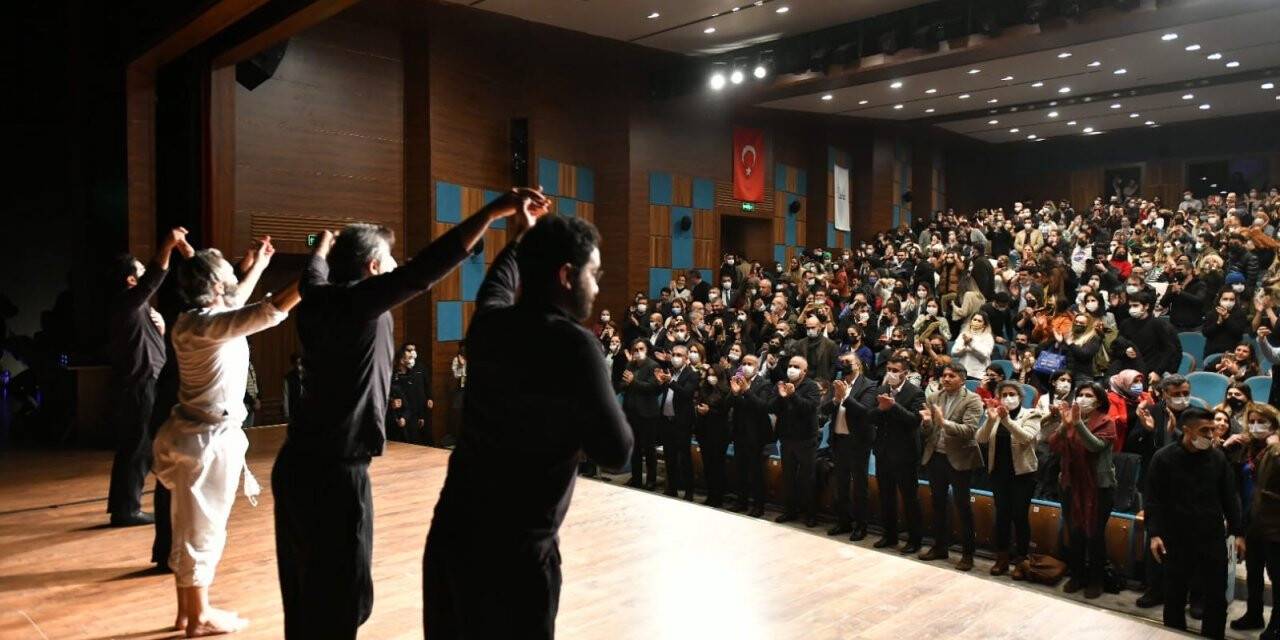 “Gelin Tanış Olalım” Esenyurt’ta sahnelendi