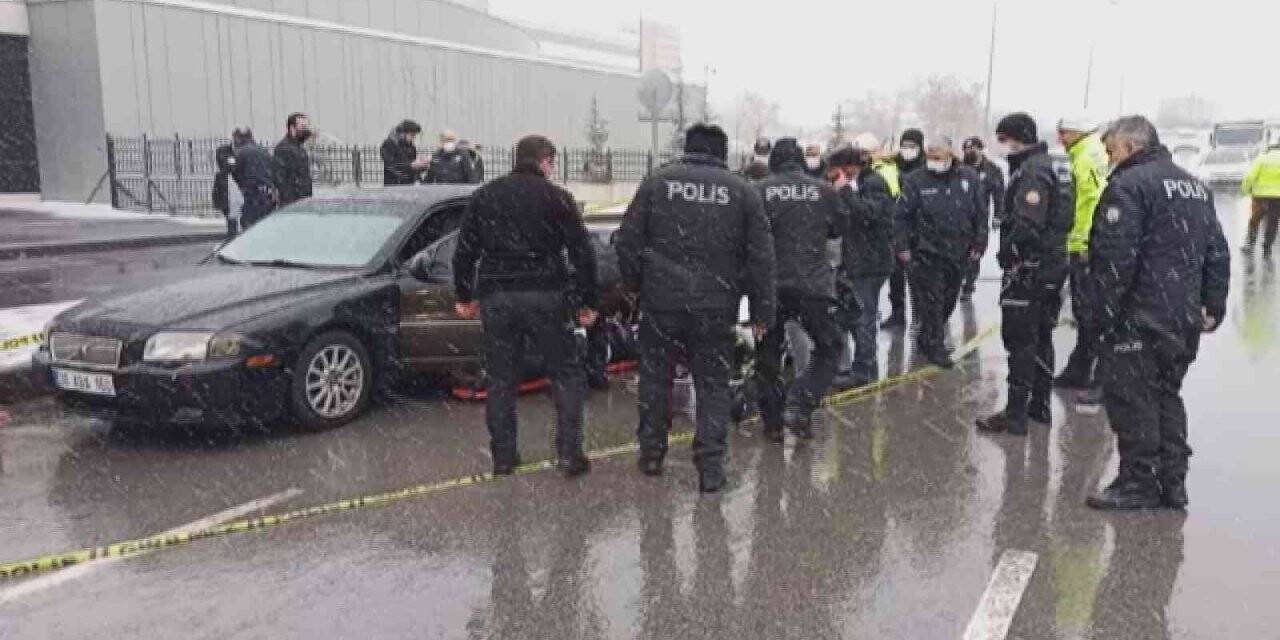 Adliyenin önünde kanlı pusu: 1 ağır yaralı