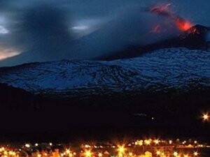 Endonezya'da yanardağ patladı