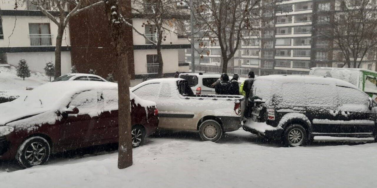Elazığ’da öğrenci servisi yan yattı: 1 yaralı