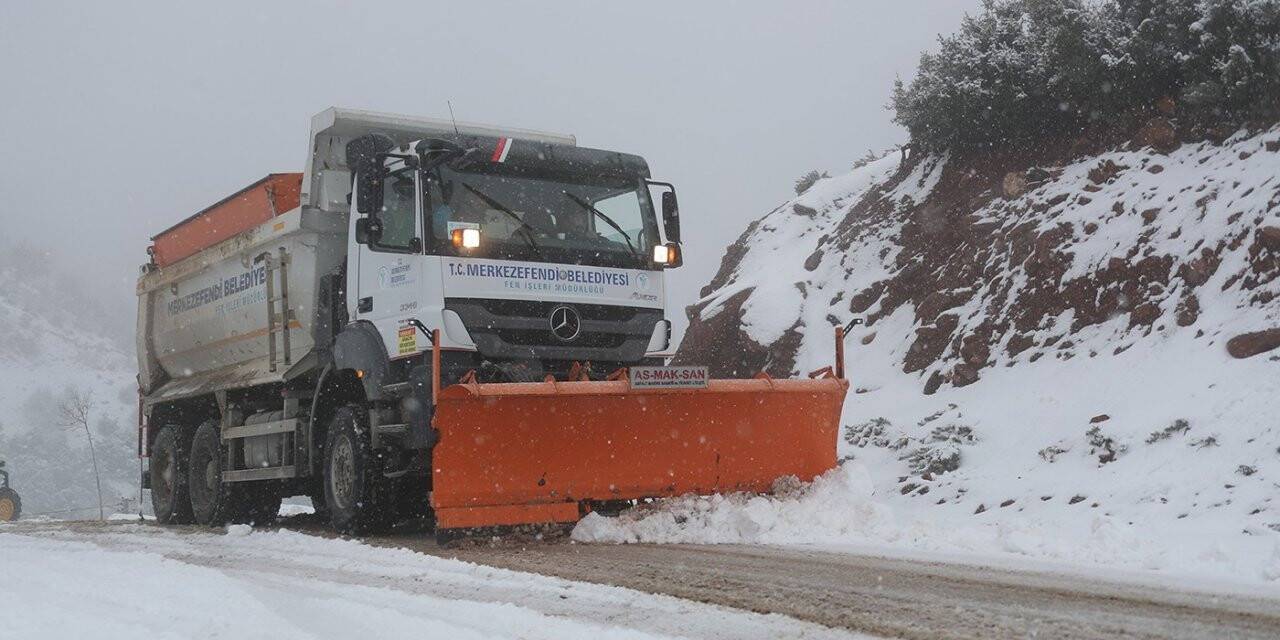 Merkezefendi’de karla mücadele çalışmaları sürüyor