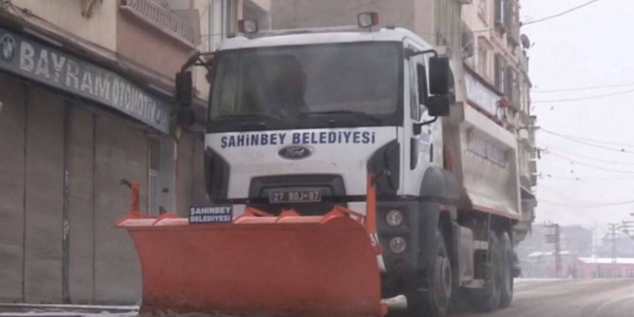 Şahinbey’de kardan kapanan yollara anında müdahale