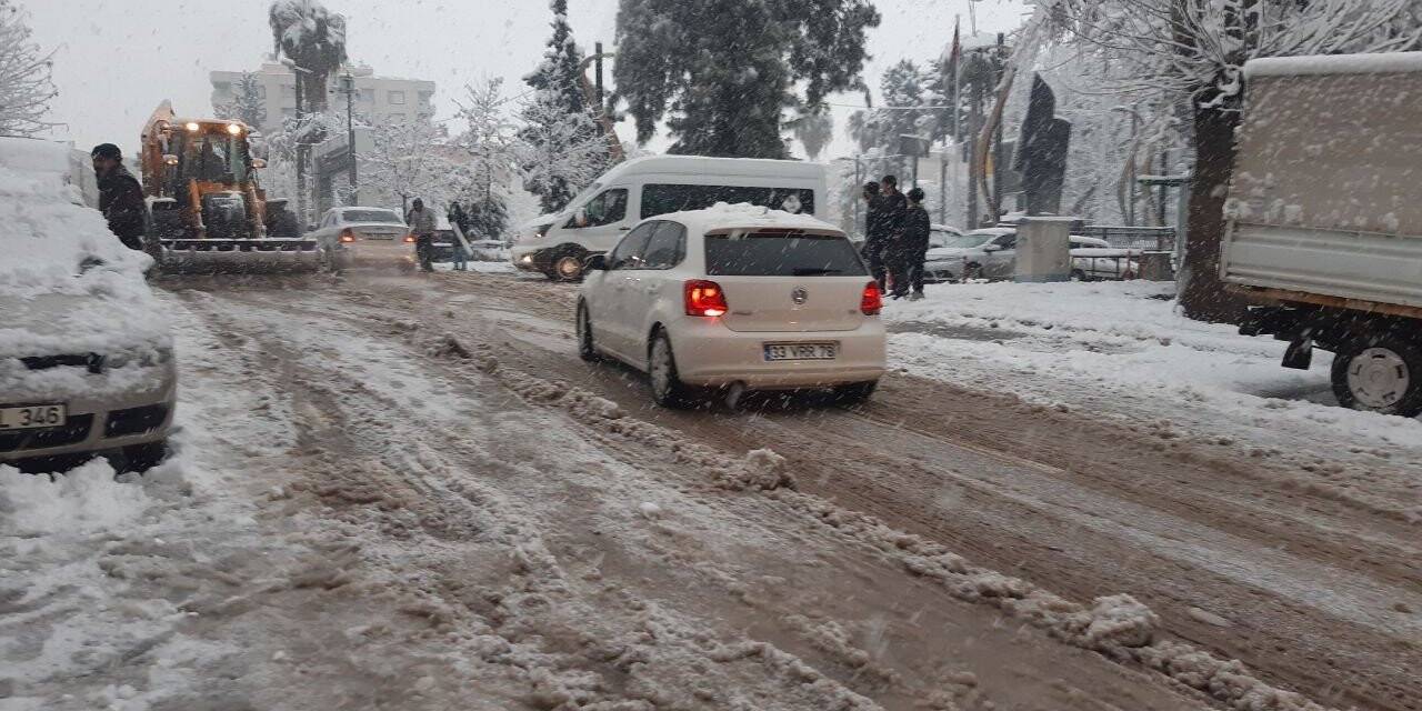 Gaziantep’te kar yağışı trafiği felç etti