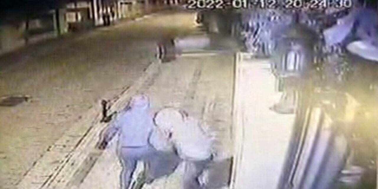 Başakşehir’de dehşet anları kamerada: Avukat ile evine giren hırsızlar arasında çatışma çıktı