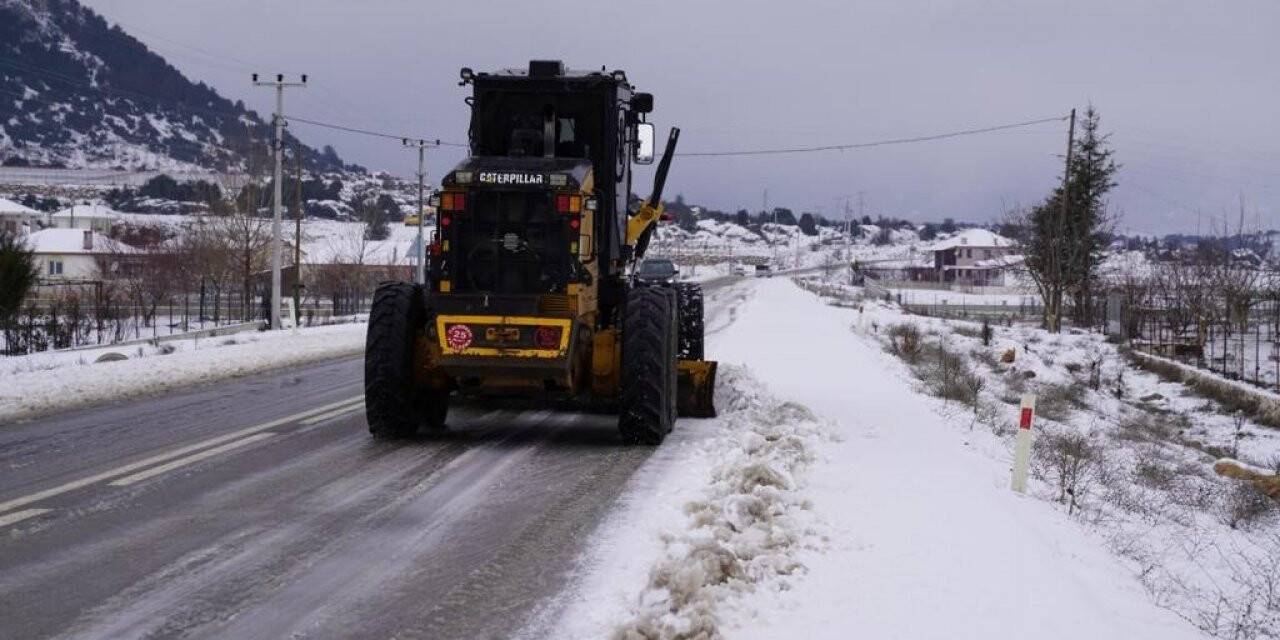 Seydikemer’de karla kaplı yollar ulaşıma açıldı