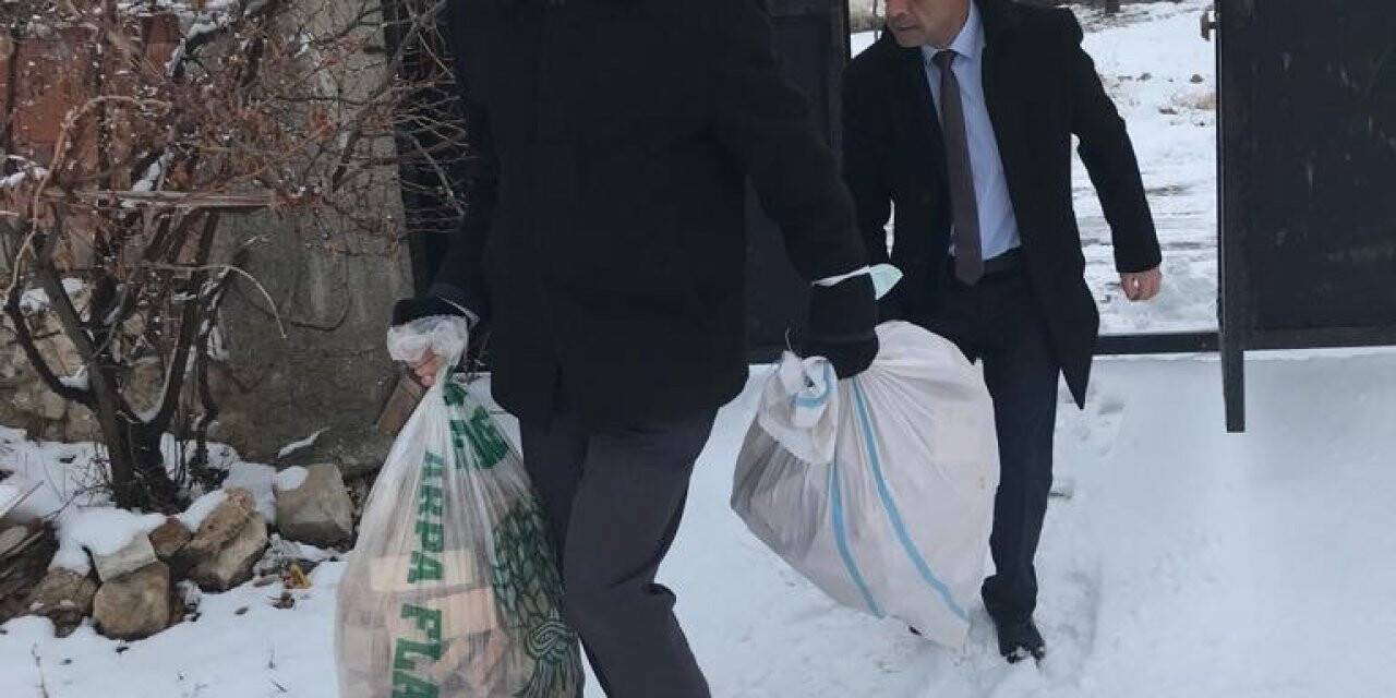 Şehit annesinin odun ve gıda ihtiyacı anında karşılandı