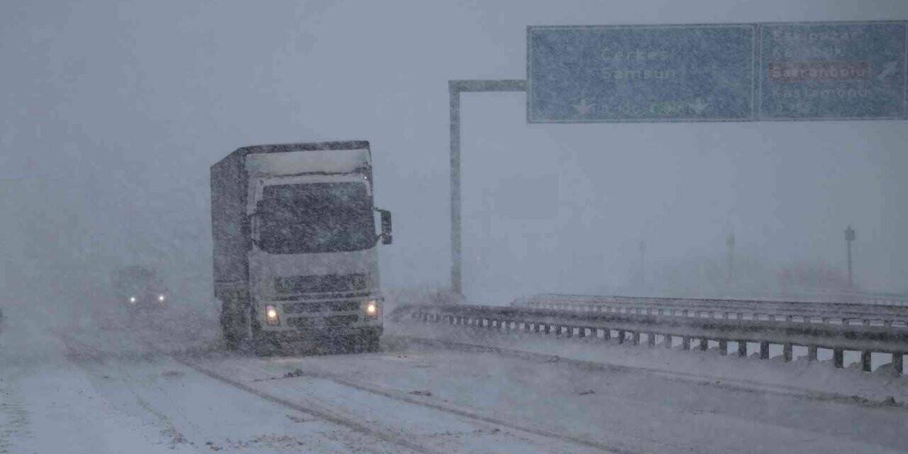 Kemikli rampalarında etkili olan kar, trafiği olumsuz etkiledi